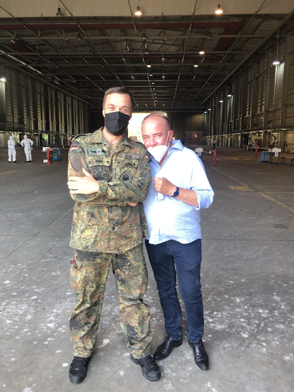 Roman Jahn mit Ulrich Uli Klose im Hangar-Testzentrum Gütersloh, Sommer 2020
